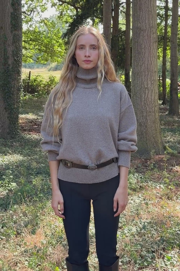 Turtleneck oversize brown cashmere sweater | Nathalie | Linnea Lund