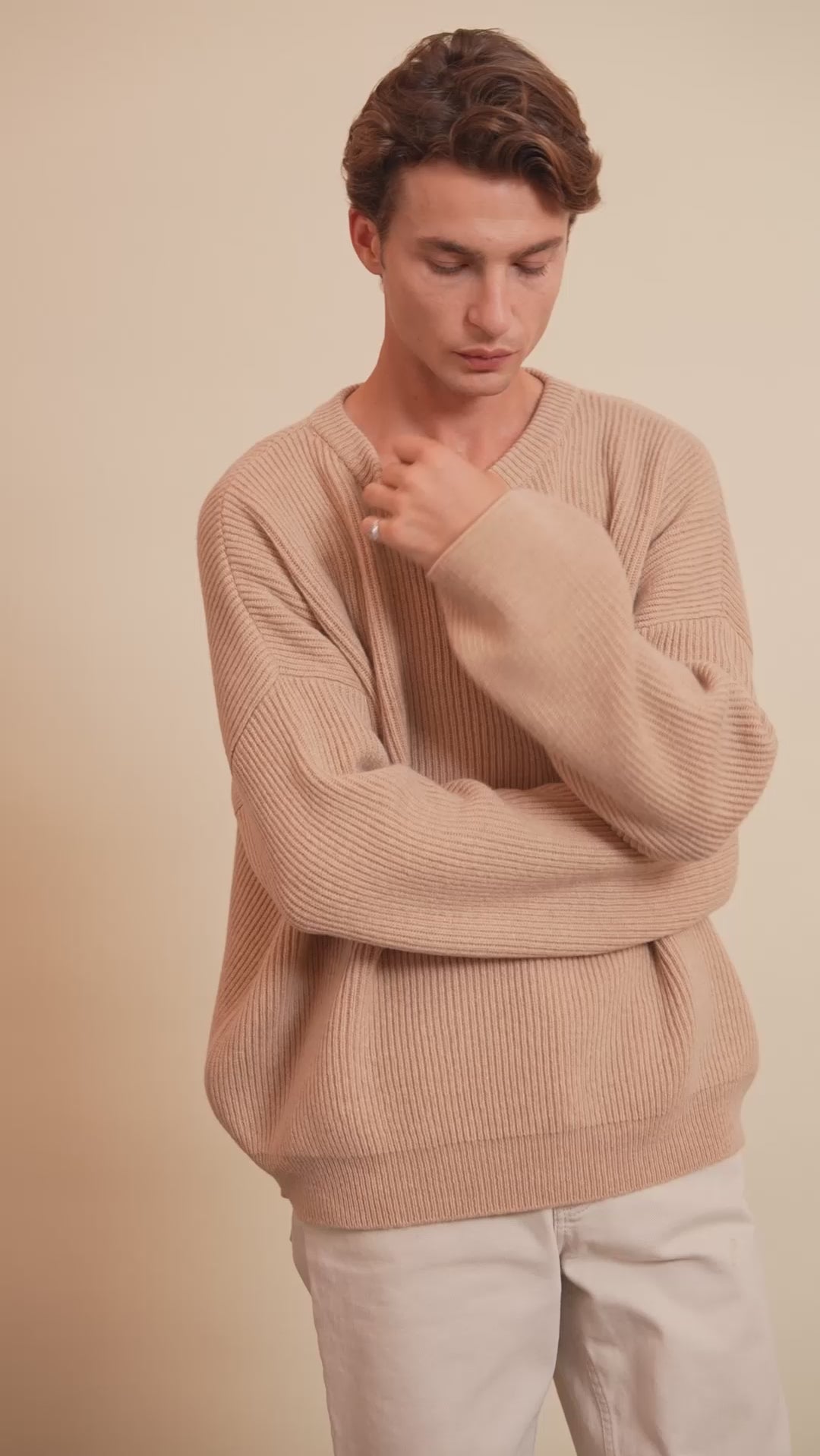 Ribbed beige men cashmere sweater - video | Edward | Linnea Lund