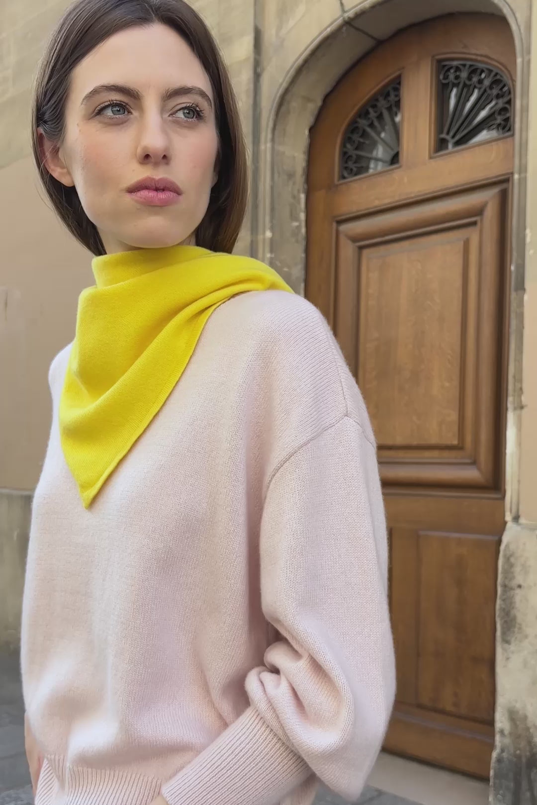 Yellow triangle cashmere scarf - video | Liv | Linnea Lund