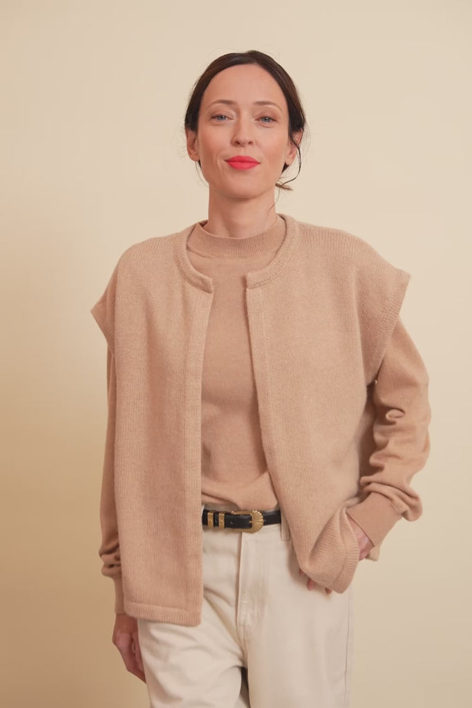 Cashmere sleeveless cardigan women nude beige - video | Théo | Linnea Lund