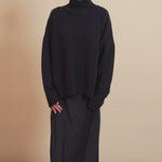 dark blue oversize cashmere sweater for women - video | Nina | Linnea Lund