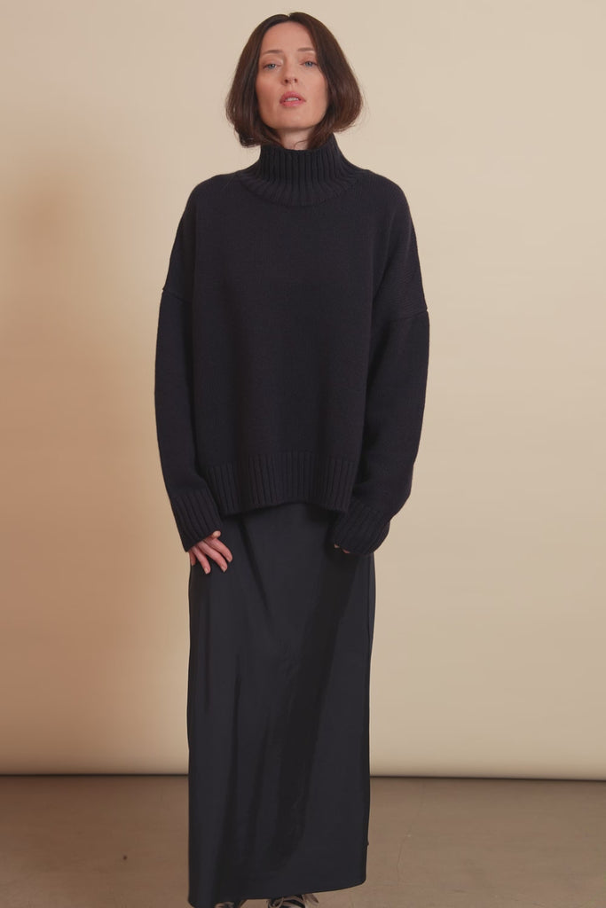 dark blue oversize cashmere sweater for women - video | Nina | Linnea Lund
