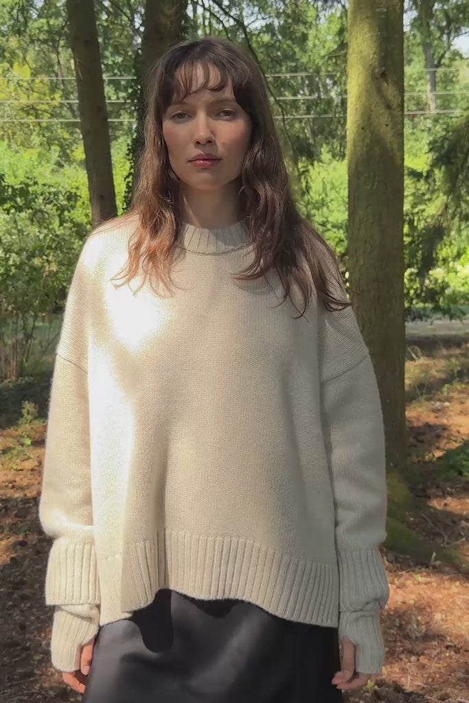 Beige oversized cashmere sweater for women | Kajsa | Linnea Lund