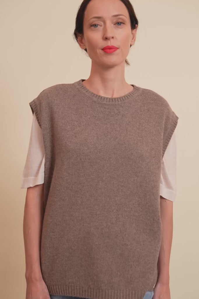 Taupe Cashmere sleeveless sweater women - video | Berit | Linnea Lund