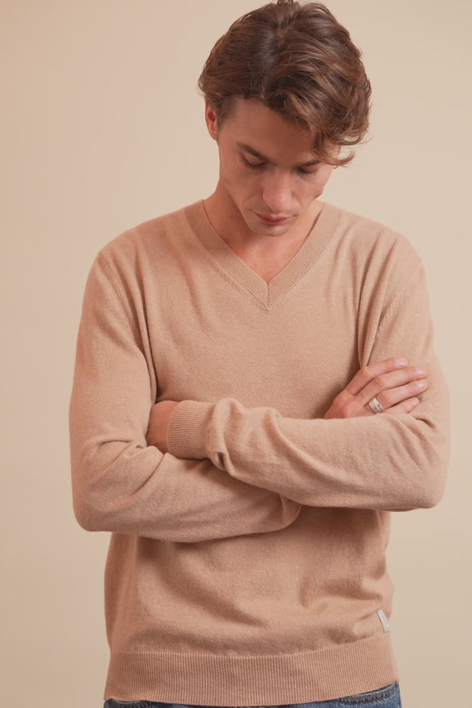 Camel light men cashmere sweater - video | Harald | Linnea Lund