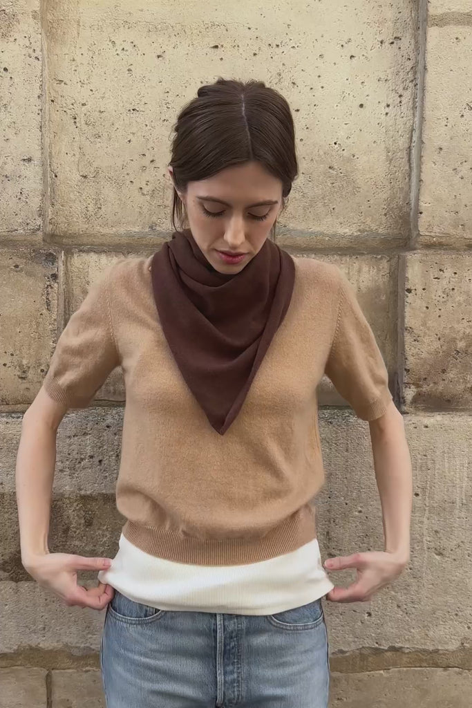 Brown triangle cashmere scarf - video | Liv | Linnea Lund