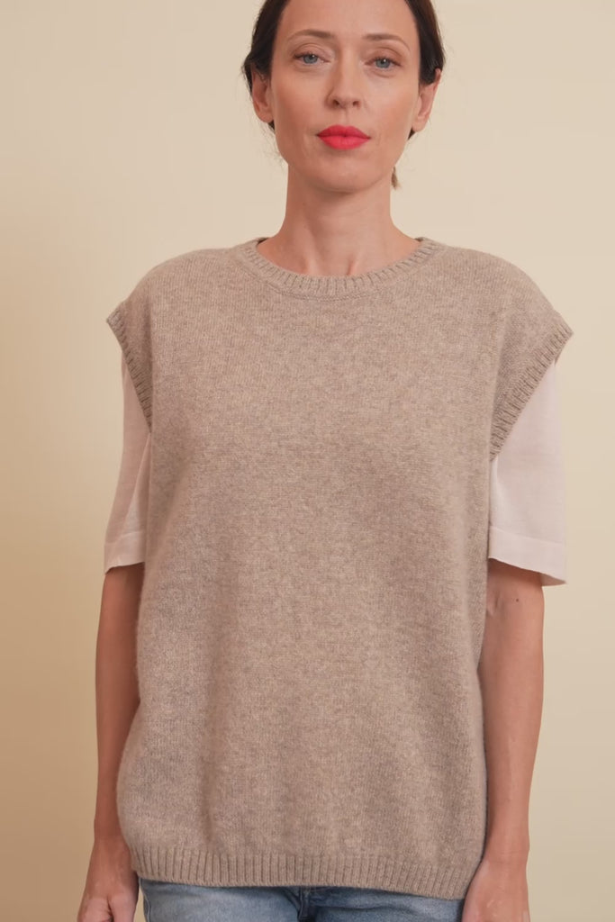 Cashmere sleeveless cardigan women beige - video | Berit | Linnea Lund