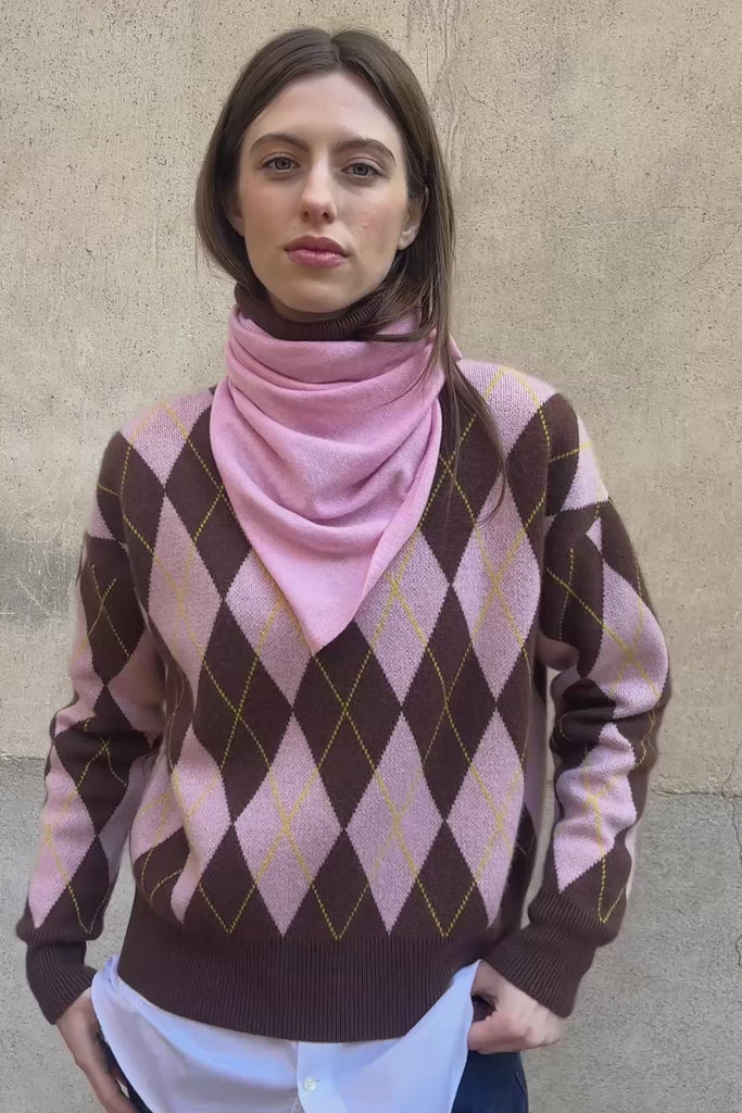 Pink triangle cashmere scarf - video | Liv | Linnea Lund