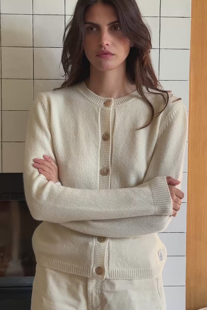 White cashmere cardigan women - video | Greta | Linnea Lund

