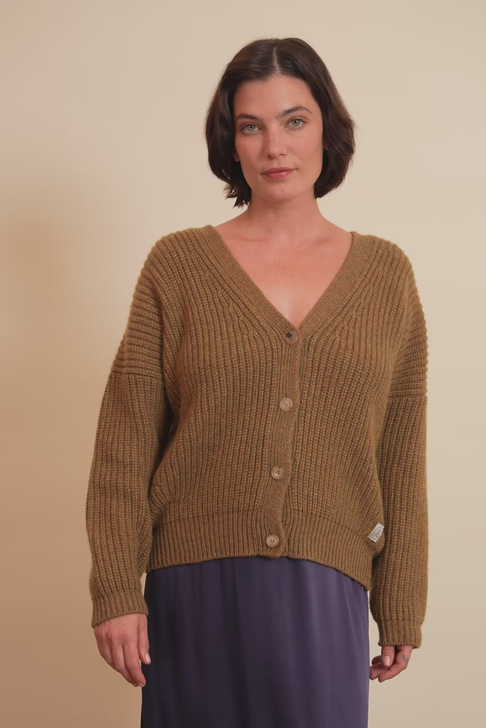 Green ochre cashmere cardigan women - video| Charlot | Linnea Lund