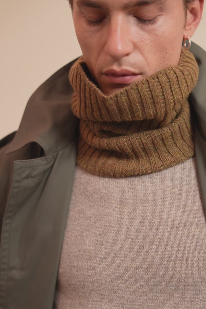 Green ochre cashmere collar men - video | Maya | Linnea Lund