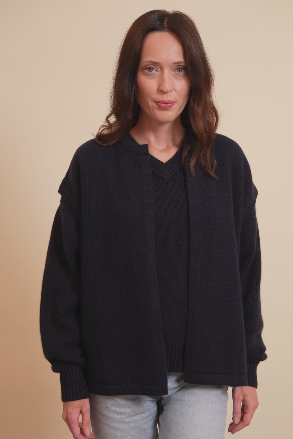 Cashmere sleeveless cardigan women dark blue - video | Théo | Linnea Lund