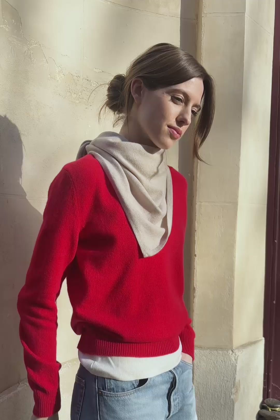 Beige triangle cashmere scarf - video | Liv | Linnea Lund