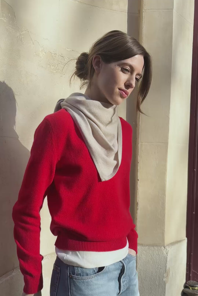 Beige triangle cashmere scarf - video | Liv | Linnea Lund