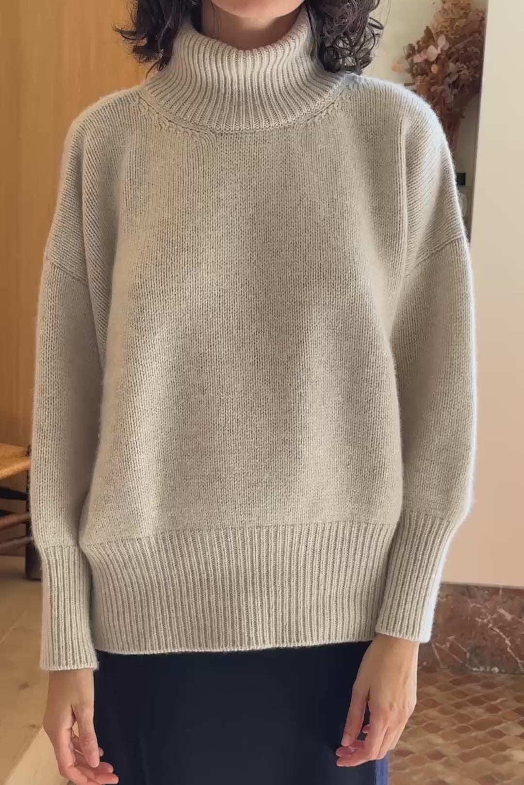 beige cashmere sweater women - video | Nina | Linnea Lund
