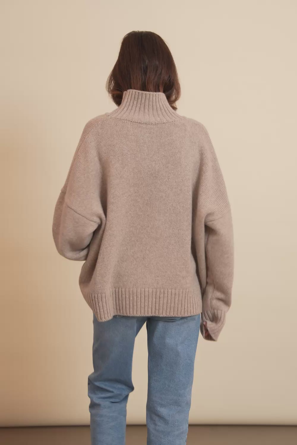 Greige cashmere sweater women - video | Christina | Linnea Lund