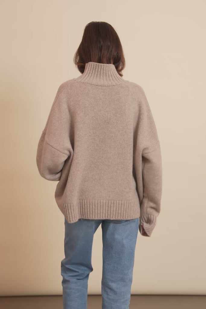 Greige cashmere sweater women - video | Christina | Linnea Lund