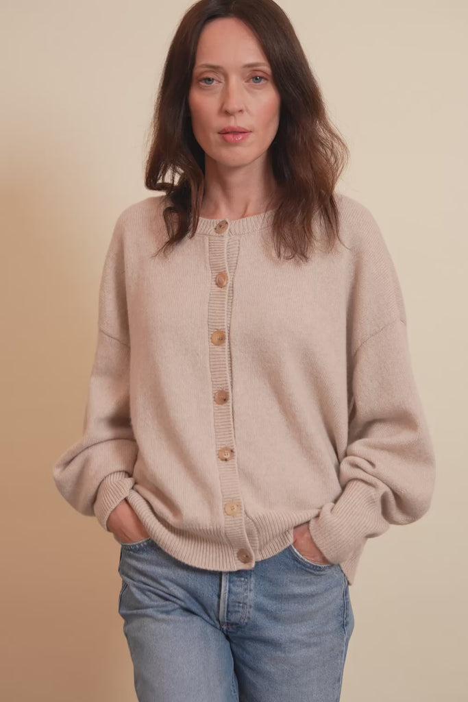 Cashmere cardigan women beige - video | Gabriella | Linnea Lund