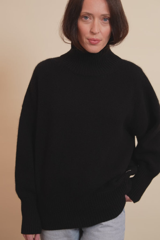 black oversize cashmere sweater for women - video | Nina | Linnea Lund