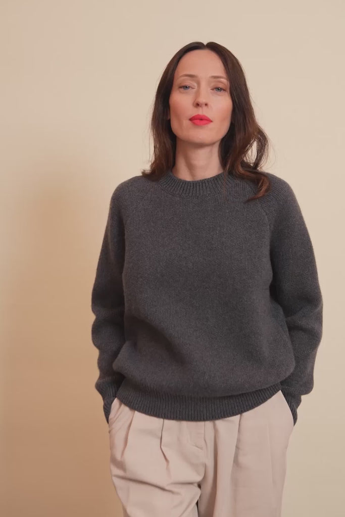 Dark grey cashmere sweater women - video | Sergio | Linnea Lund