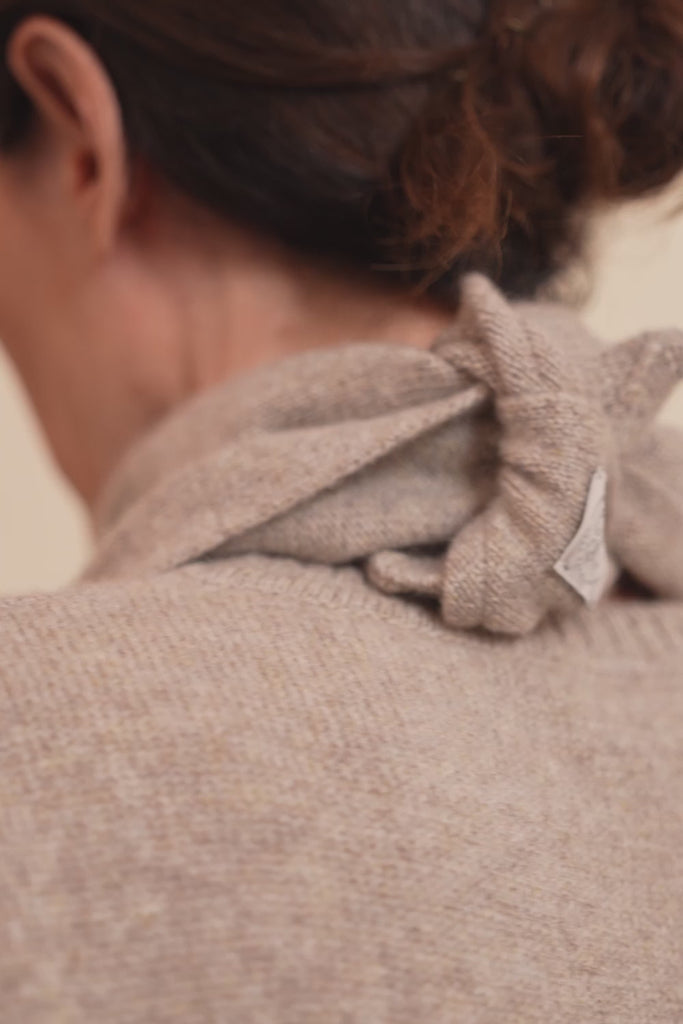 Cashmere bandana women beige - video | Stella | Linnea Lund
