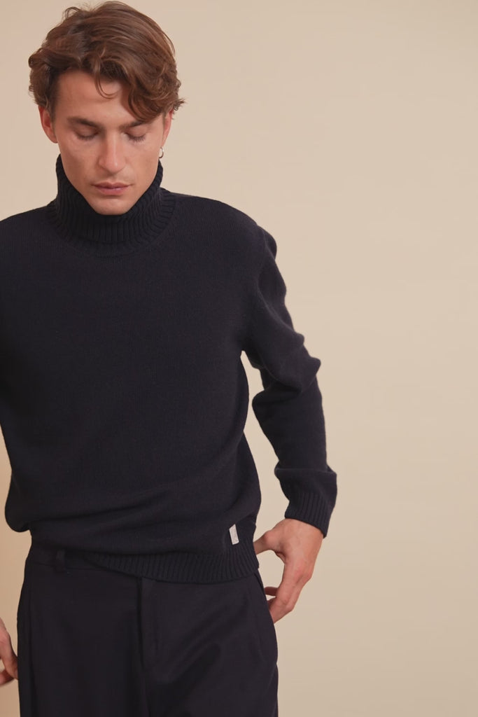 dark blue cashmere sweater men - video | François | Linnea Lund