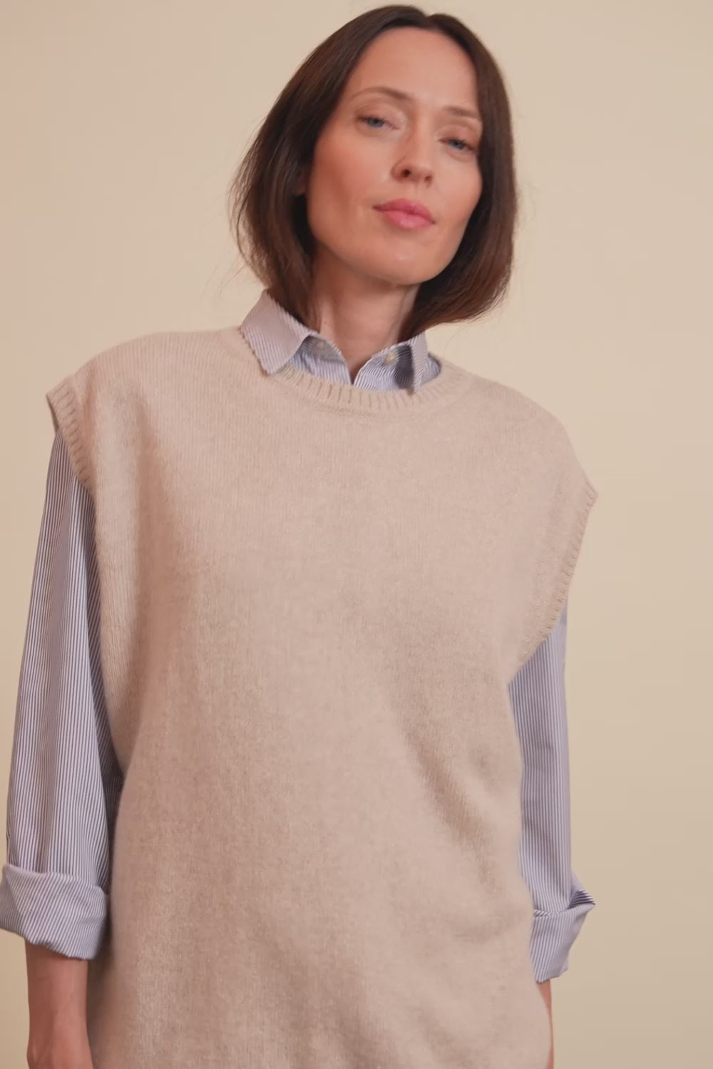 Cashmere sleeveless cardigan women beige - video | Berit | Linnea Lund