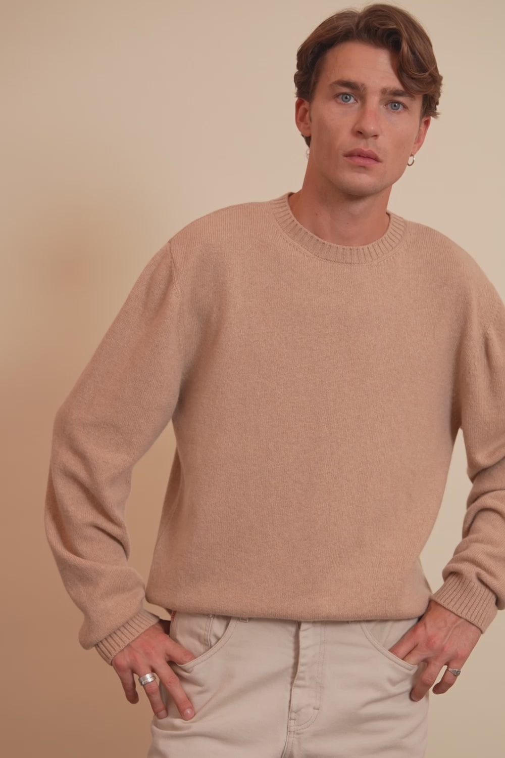 Light camel men cashmere sweater - video | Mimmi | Linnea Lund