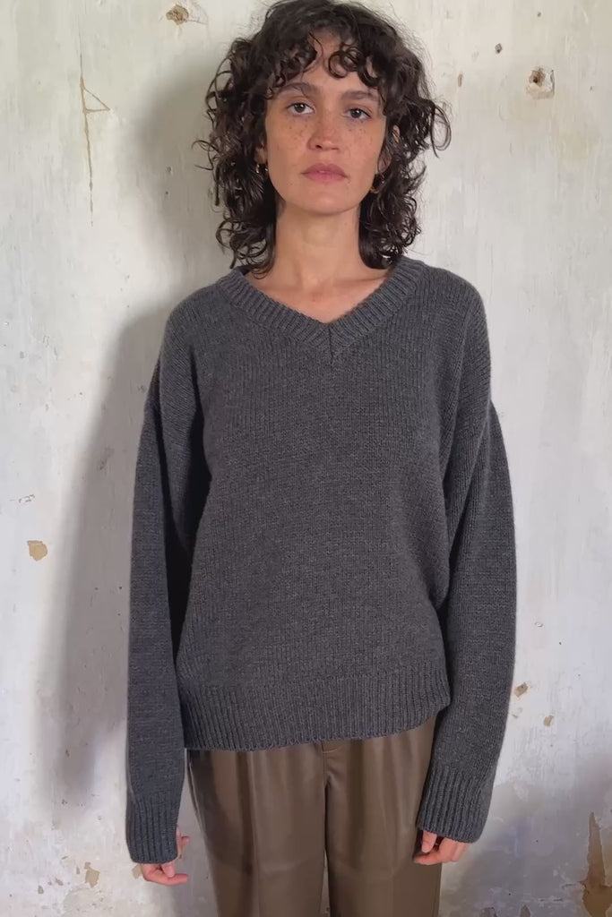 dark grey cashmere sweater women - video | Emilie | Linnea Lund
