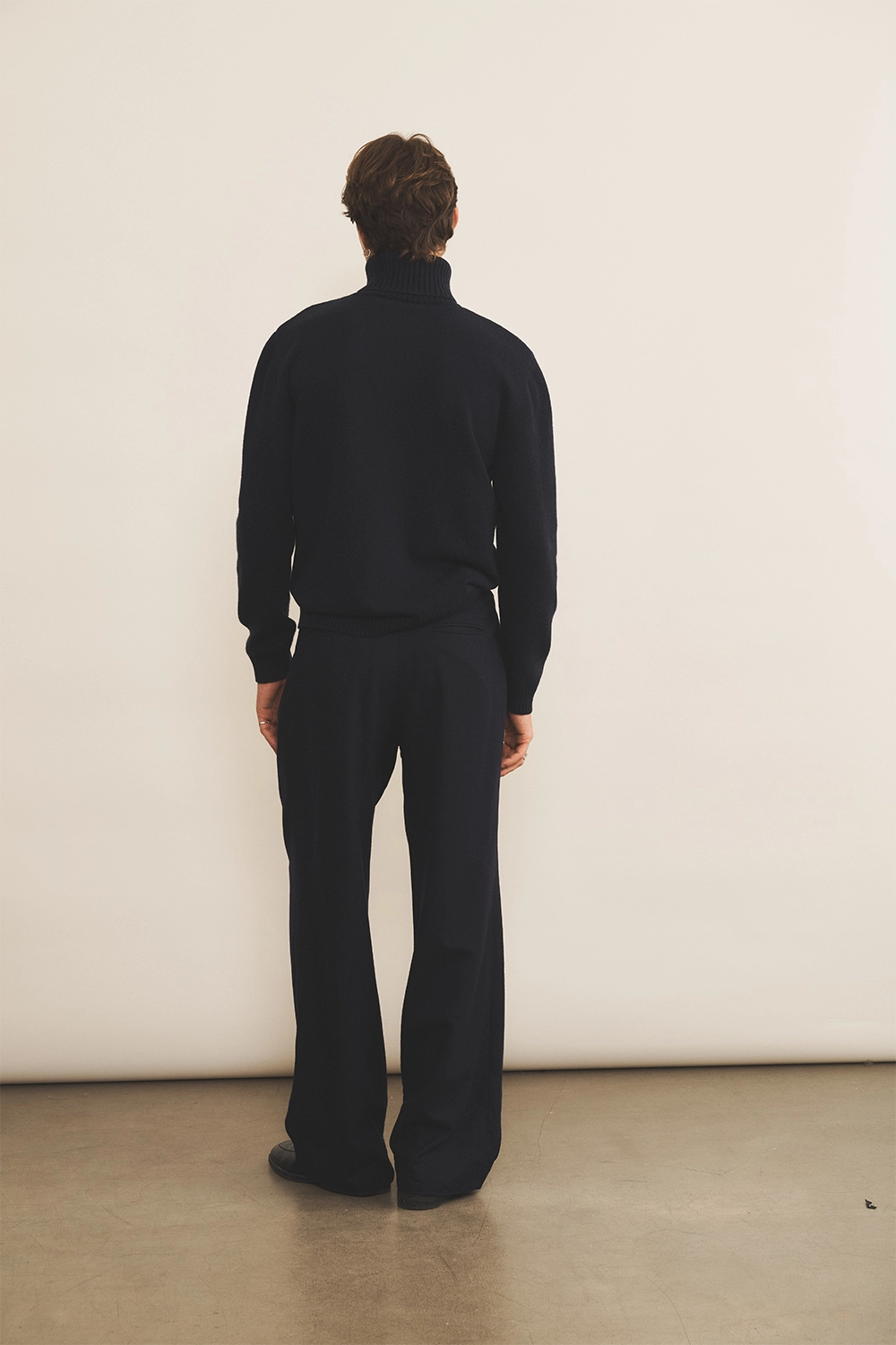 dark blue cashmere sweater men - back view | François | Linnea Lund