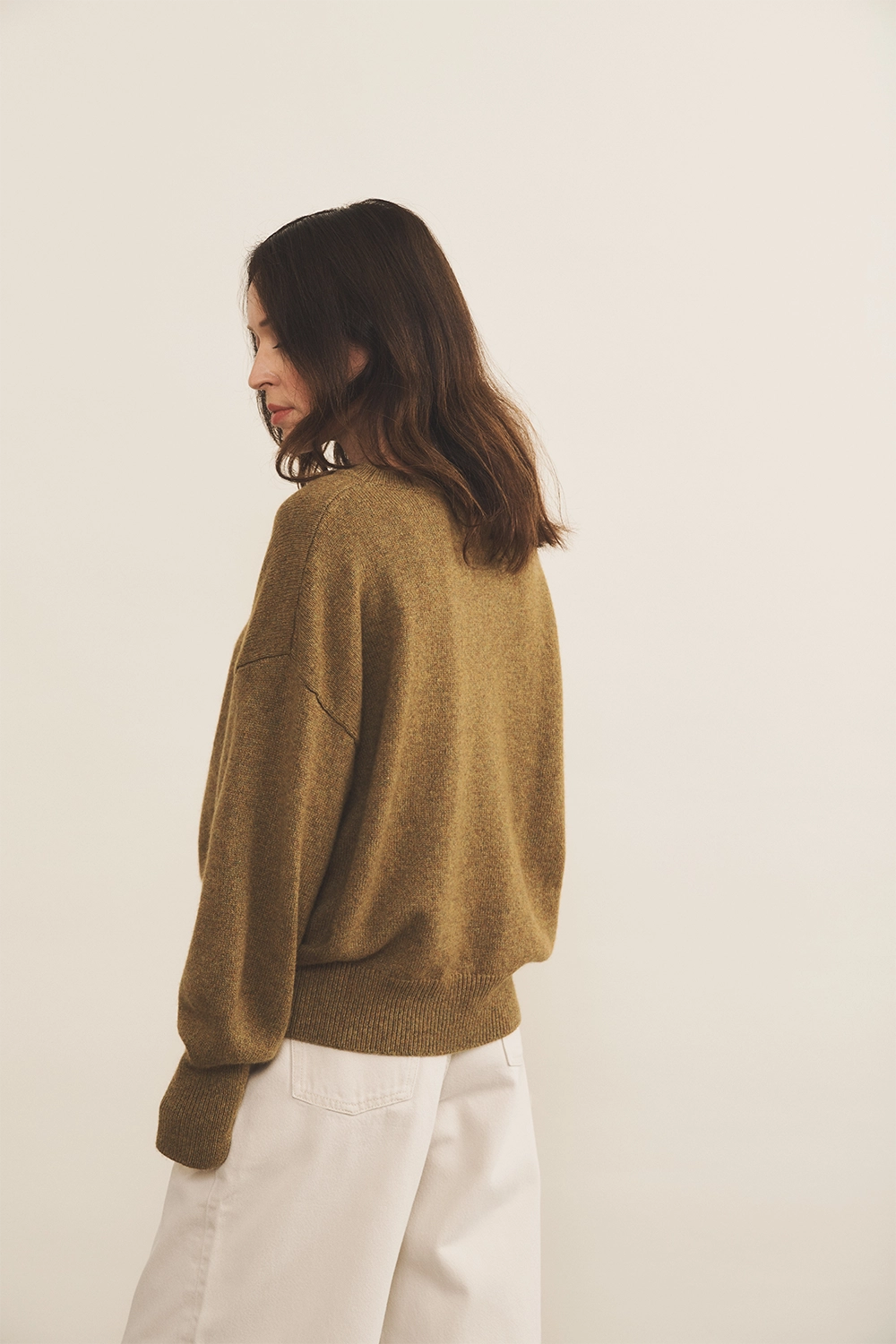 green tobacco cashmere sweater women - side view | Sarah | Linnea Lund