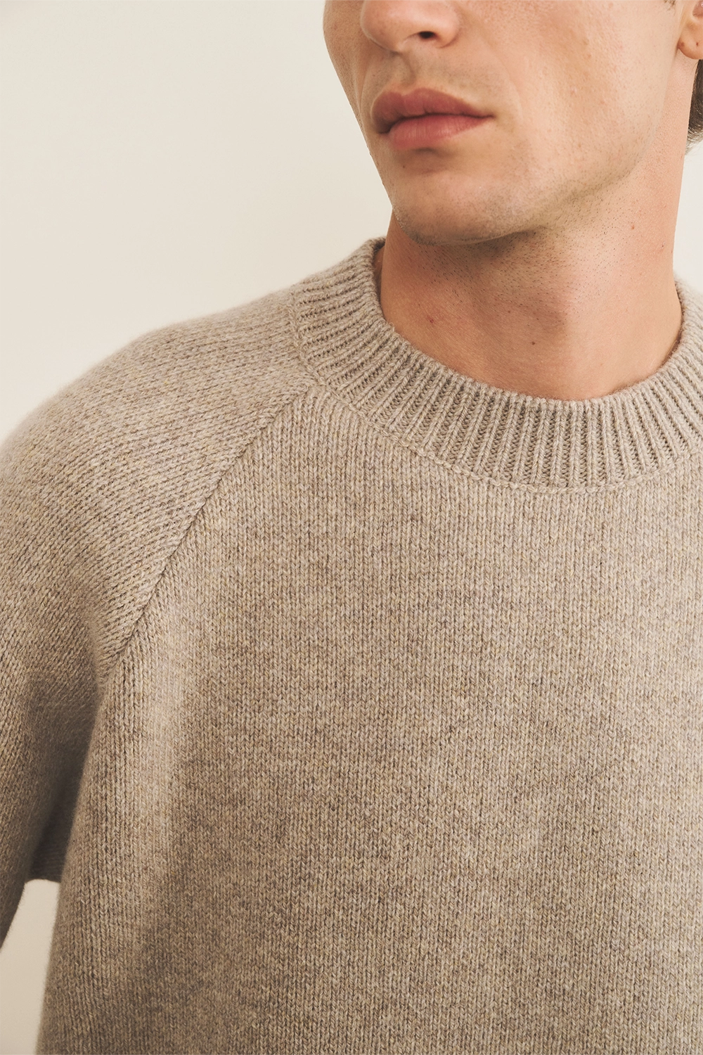 Greige cashmere sweater men - focus view | Sergio | Linnea Lund