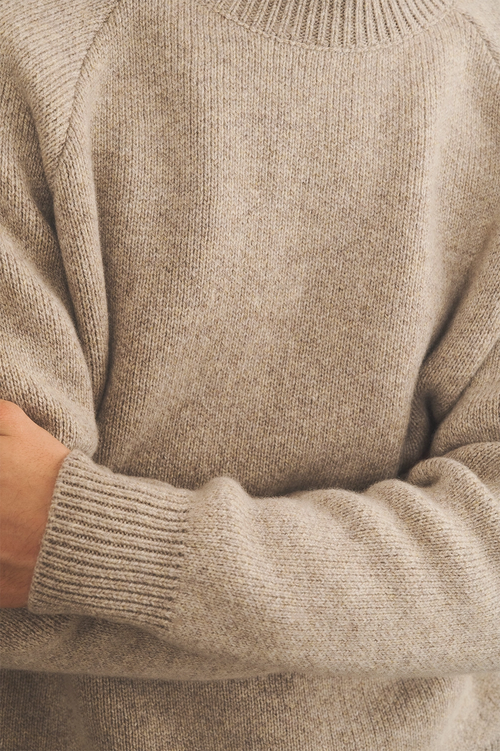 Greige cashmere sweater men - focus view | Sergio | Linnea Lund