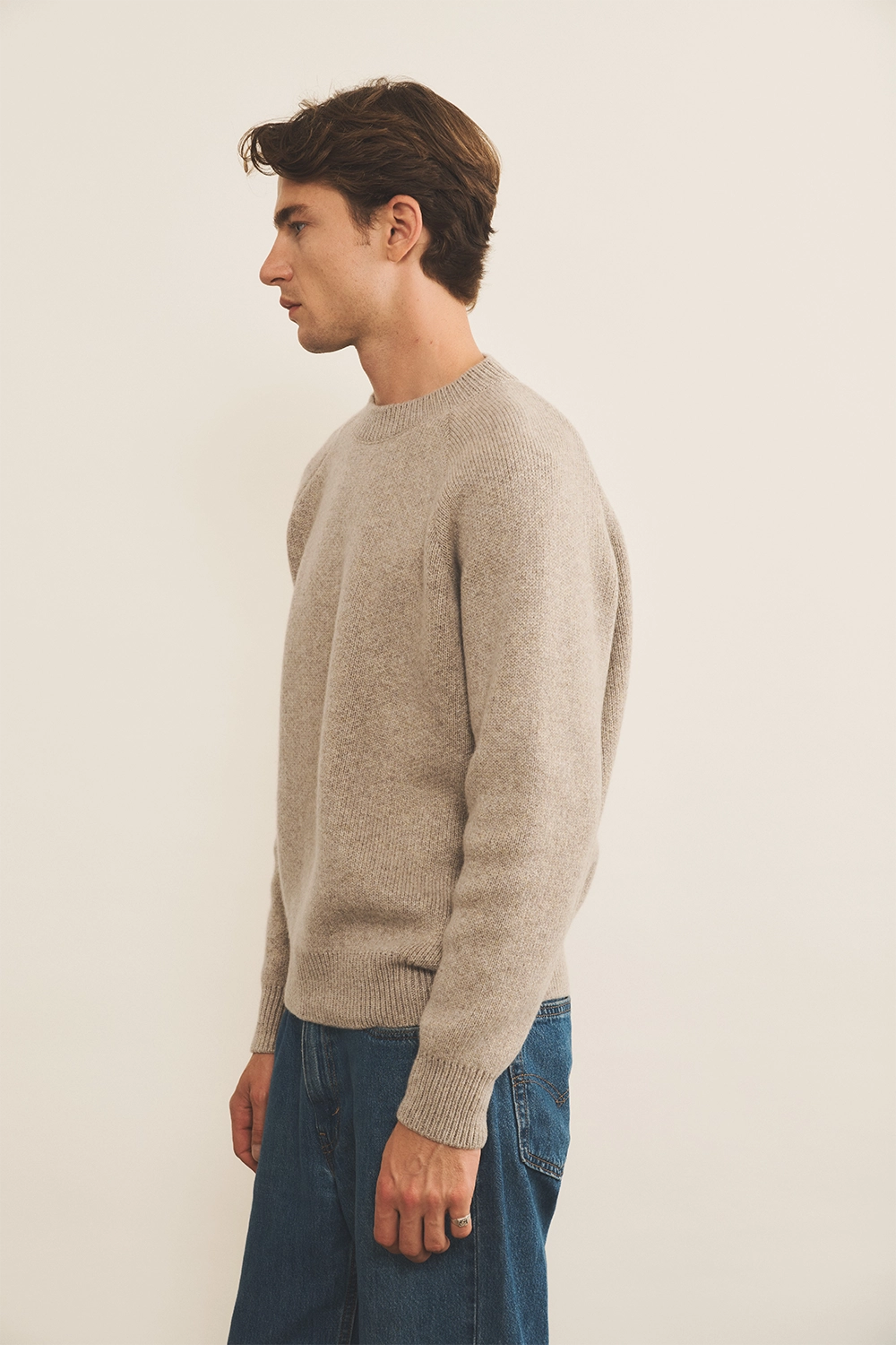 Greige cashmere sweater men - side view | Sergio | Linnea Lund