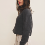 Dark grey cashmere sweater women - side view | Sergio | Linnea Lund