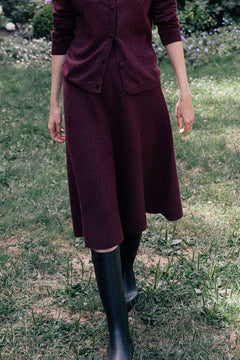 Timeless cashmere midi skirt burgundy - worn | Sylvie | Linnea Lund