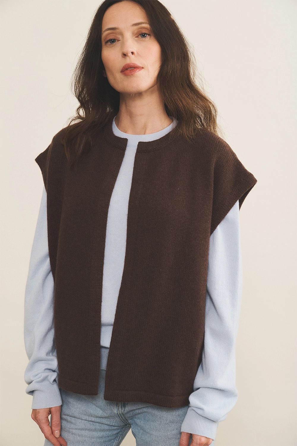 Cashmere sleeveless cardigan women chocolate brown - front | Théo | Linnea Lund