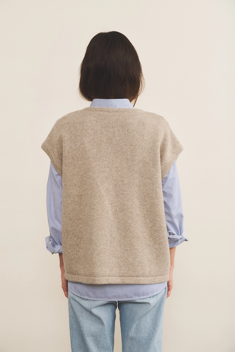 Cashmere sleeveless cardigan women light beige - back view | Théo | Linnea Lund
