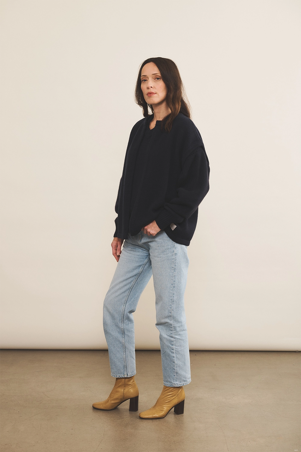 Cashmere sleeveless cardigan women dark blue - side view | Théo | Linnea Lund