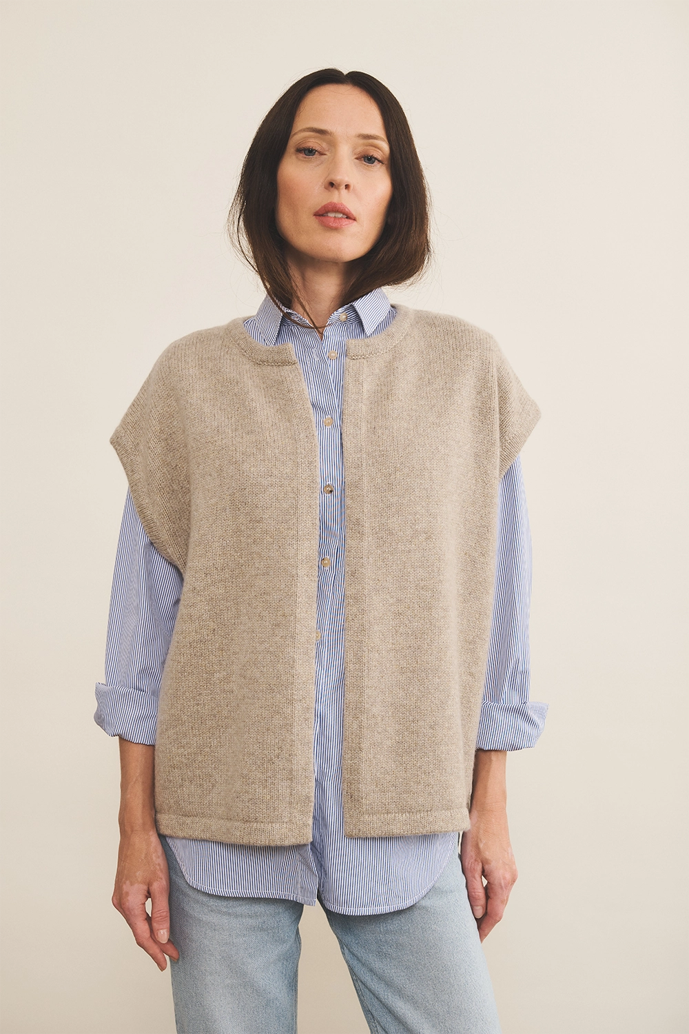 Cashmere sleeveless cardigan women light beige - front | Théo | Linnea Lund