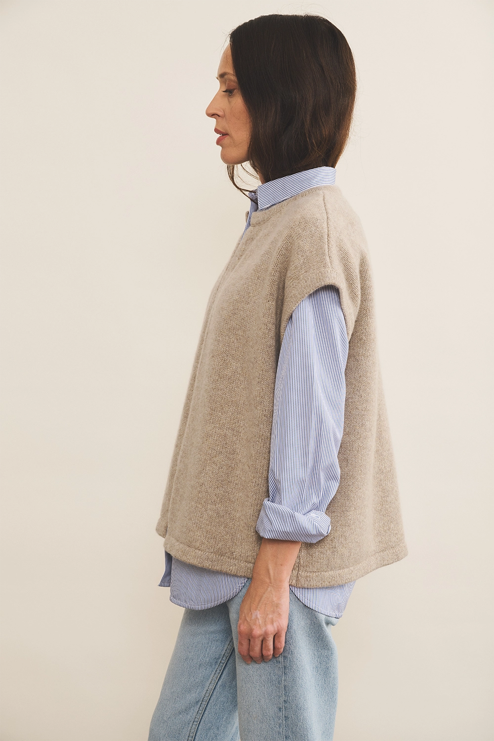 Cashmere sleeveless cardigan women light beige - side view | Théo | Linnea Lund