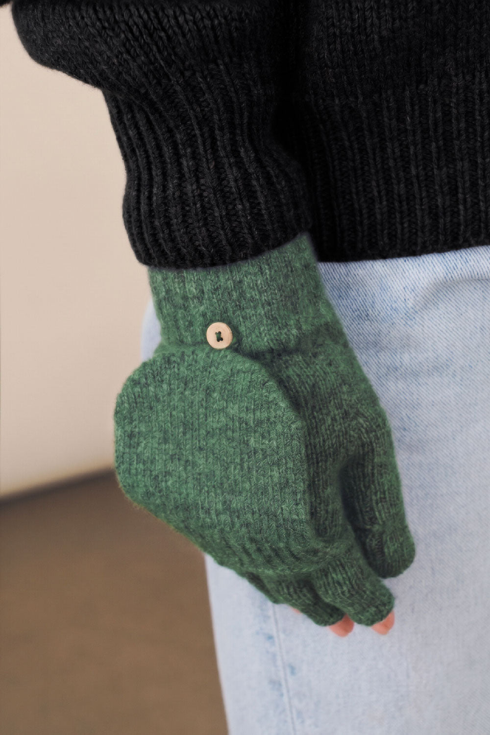Green 2-in-1 cashmere mittens worn on women | Vantar | Linnea Lund