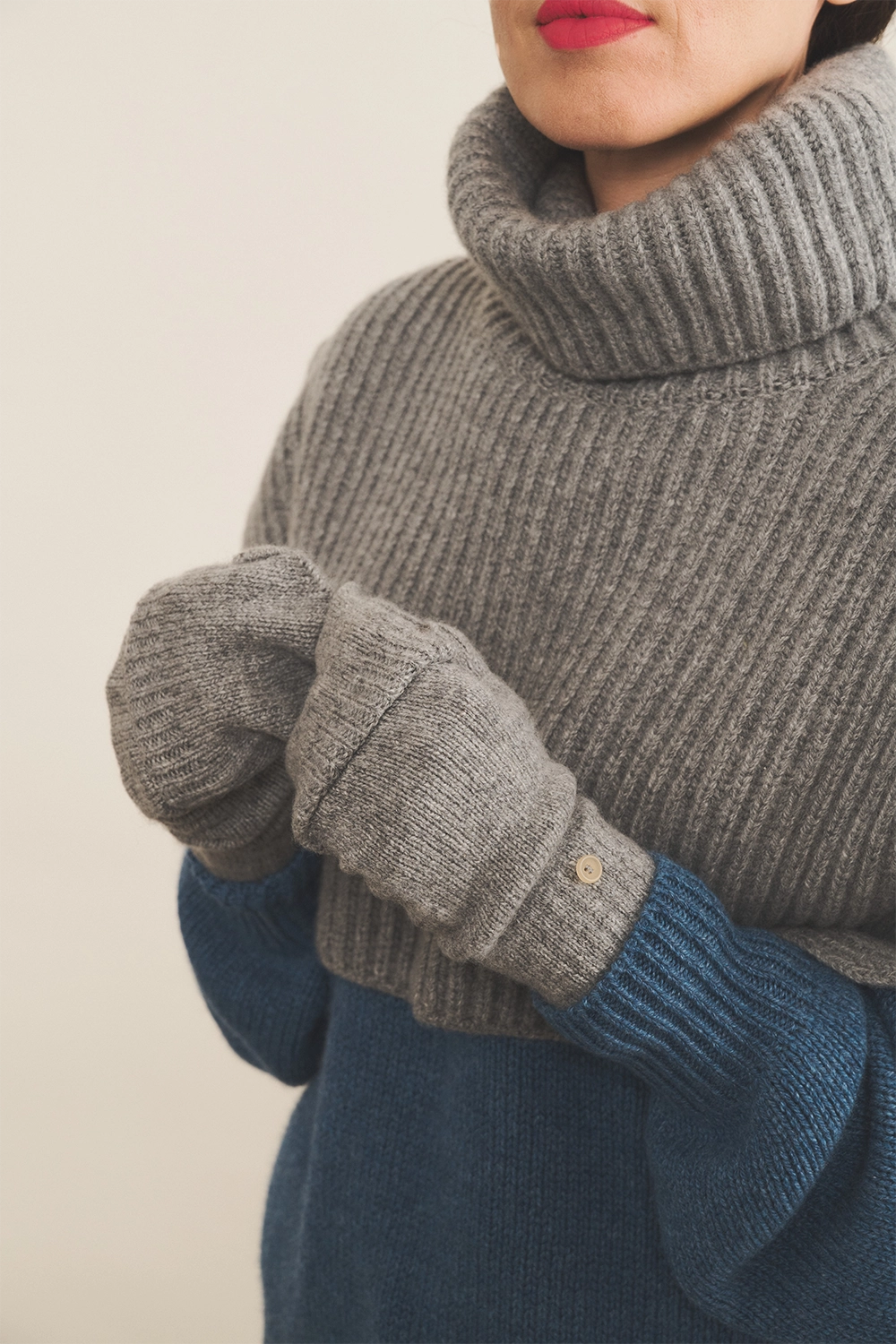 Grey cashmere mittens women - focus | Vantar | Linnea Lund