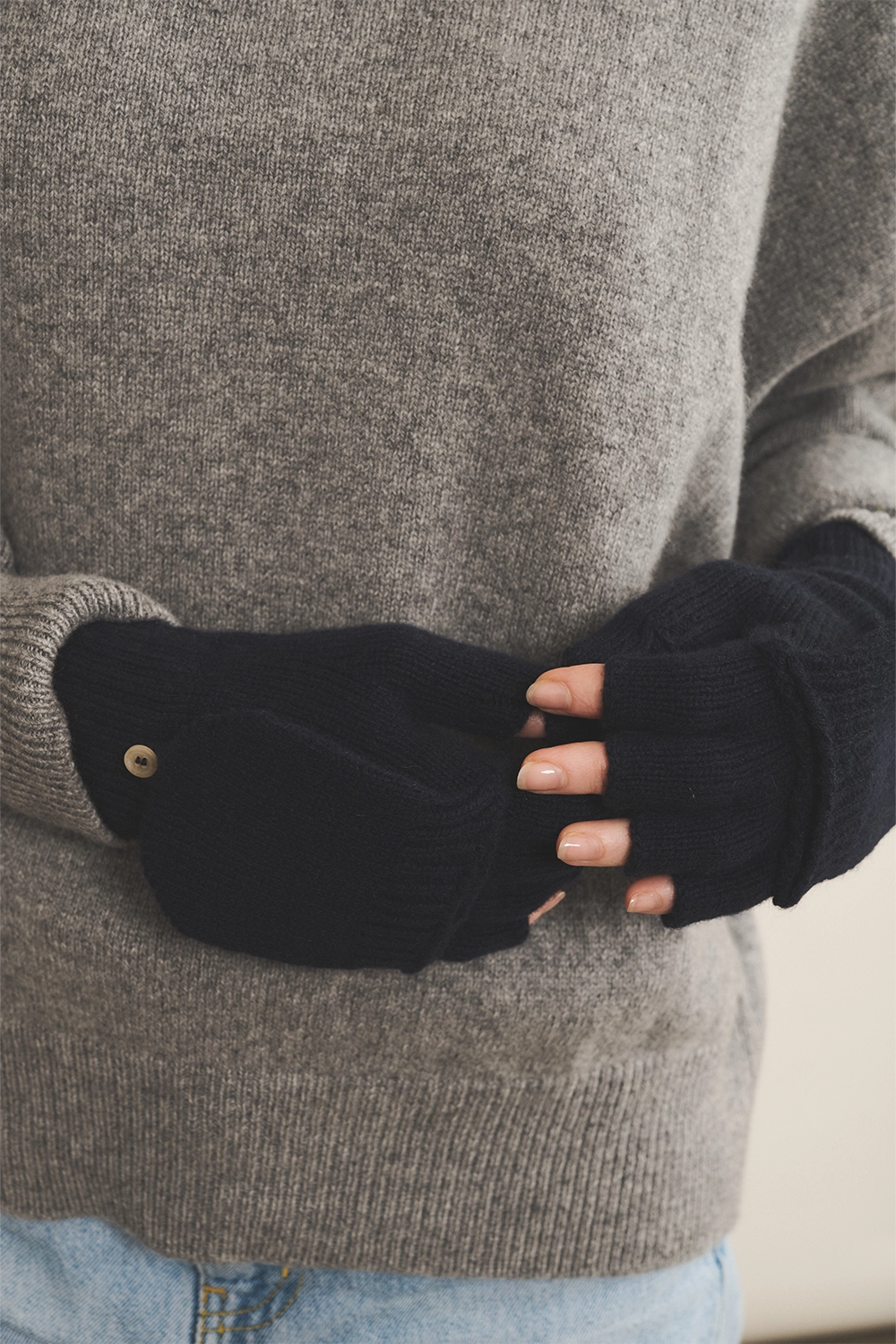 Dark blue cashmere mittens | Vantar | Linnea Lund